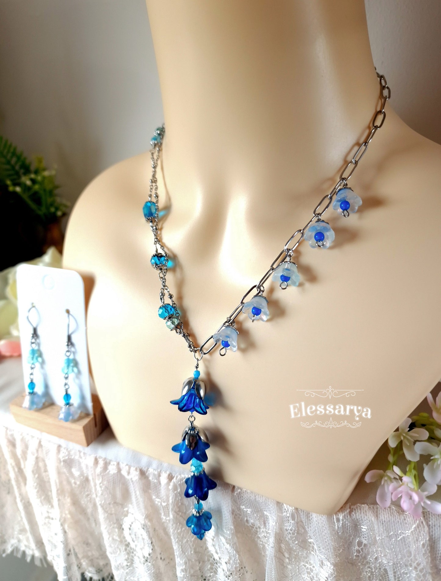 Set floral albastru cu cercei și colier