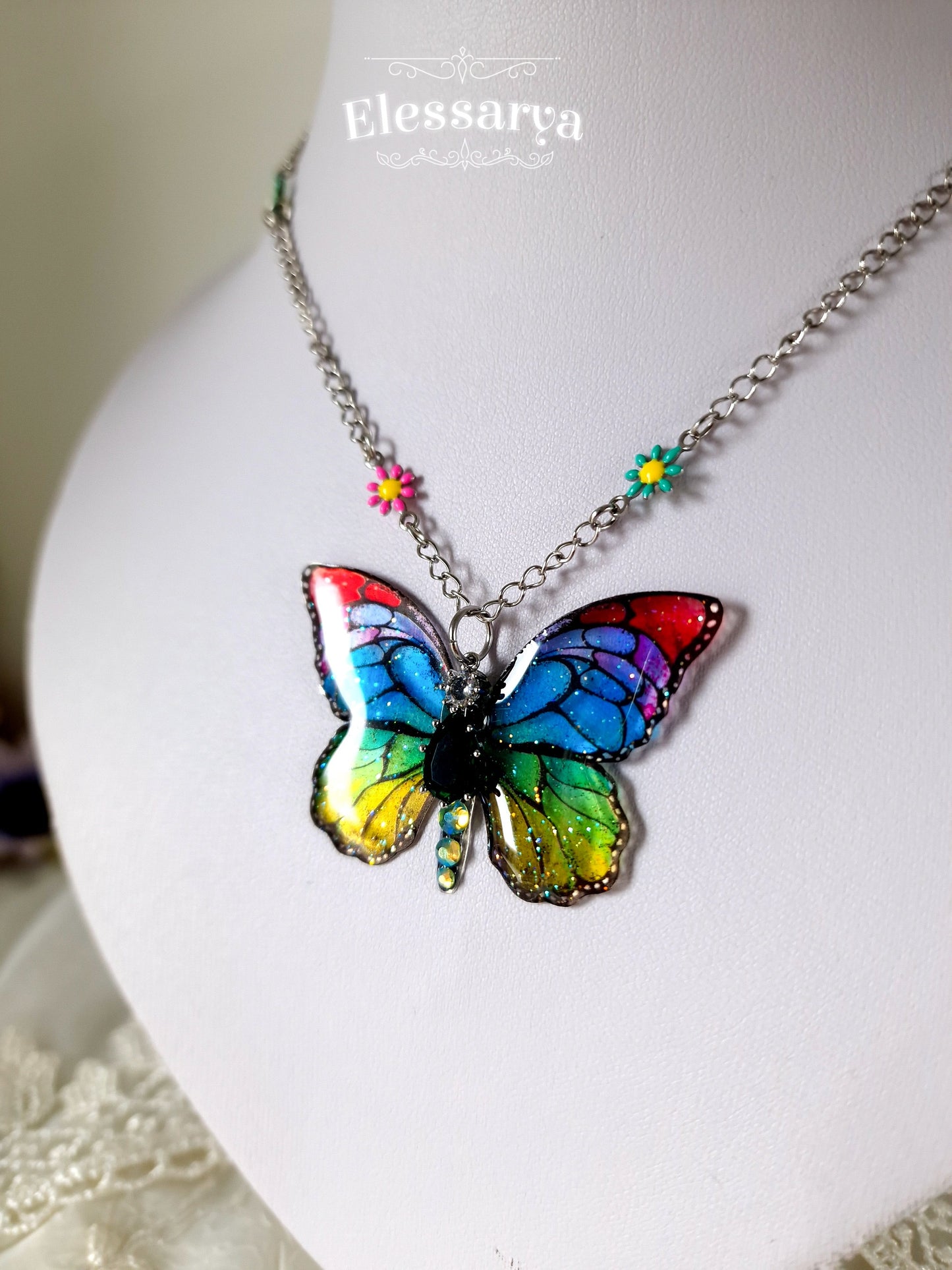 Colier cu fluturaș multicolor și reflexii de curcubeu