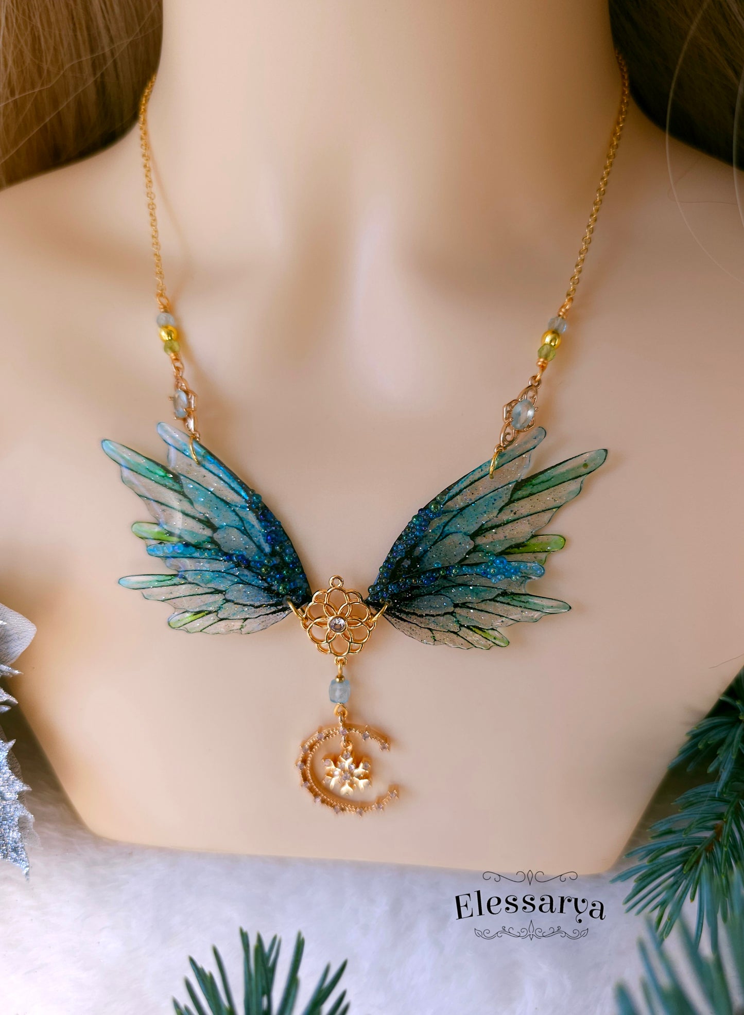 Colier cu Semiluna Fermecată si Aripi de Gheață