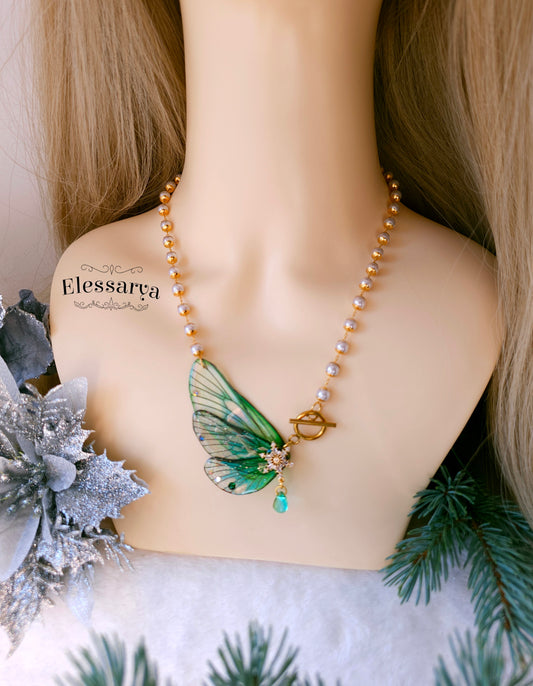 Colier cu Aripi de Smarald din Pădurea Rece