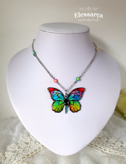 Colier cu fluturaș multicolor și reflexii de curcubeu