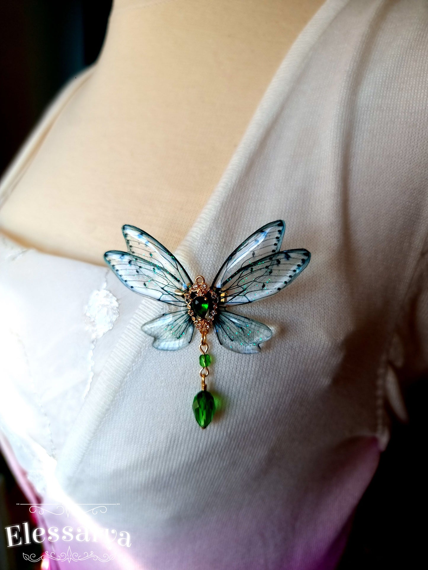 Broșă elegantă cu zână verde-transparentă