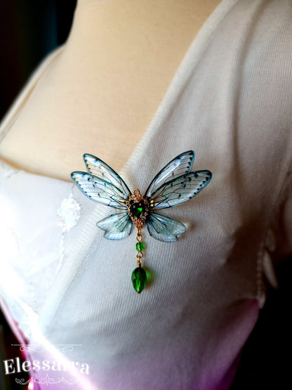 Broșă elegantă cu zână verde-transparentă
