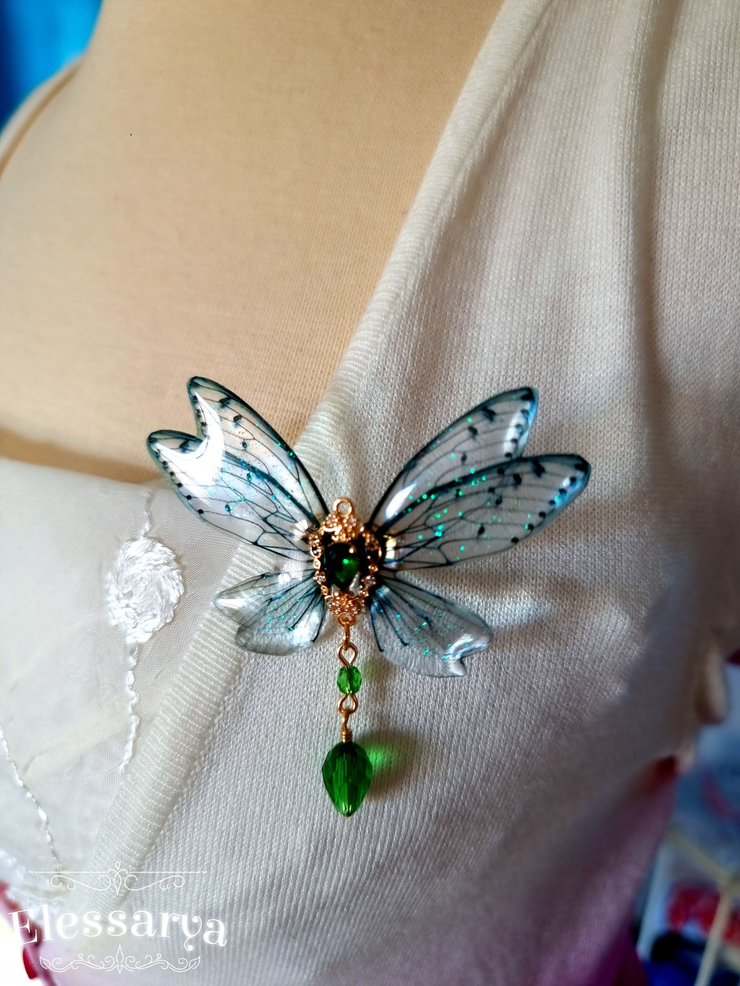 Broșă elegantă cu zână verde-transparentă