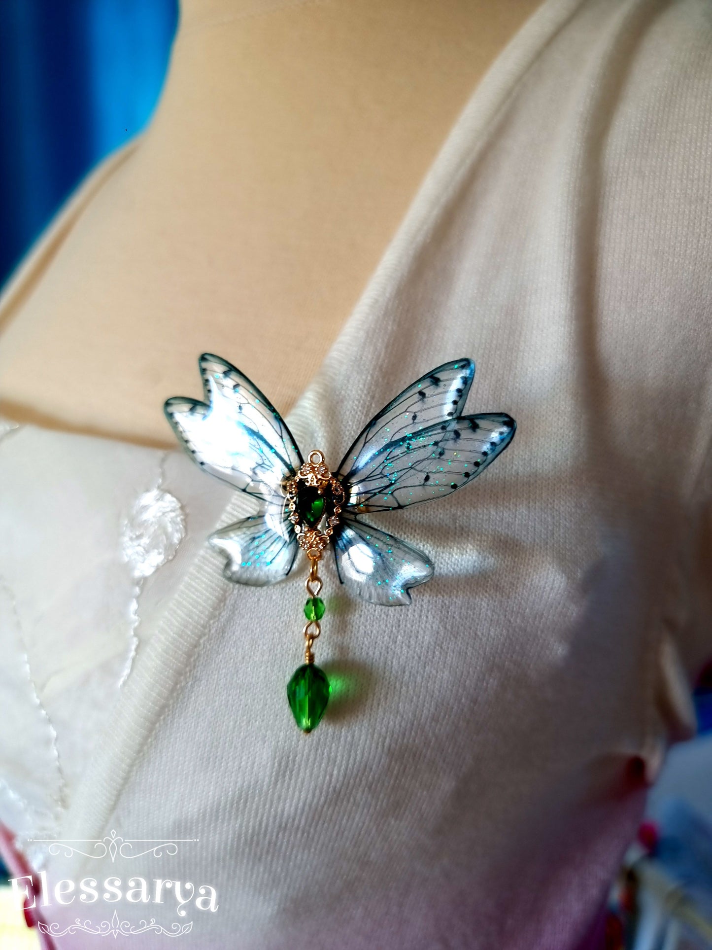 Broșă elegantă cu zână verde-transparentă