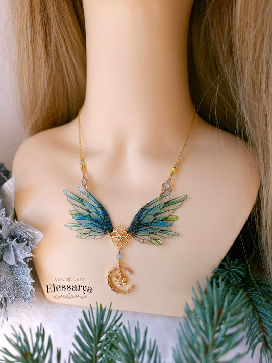 Colier cu Semiluna Fermecată si Aripi de Gheață