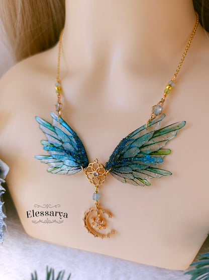 Colier cu Semiluna Fermecată si Aripi de Gheață