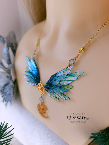 Colier cu Semiluna Fermecată si Aripi de Gheață