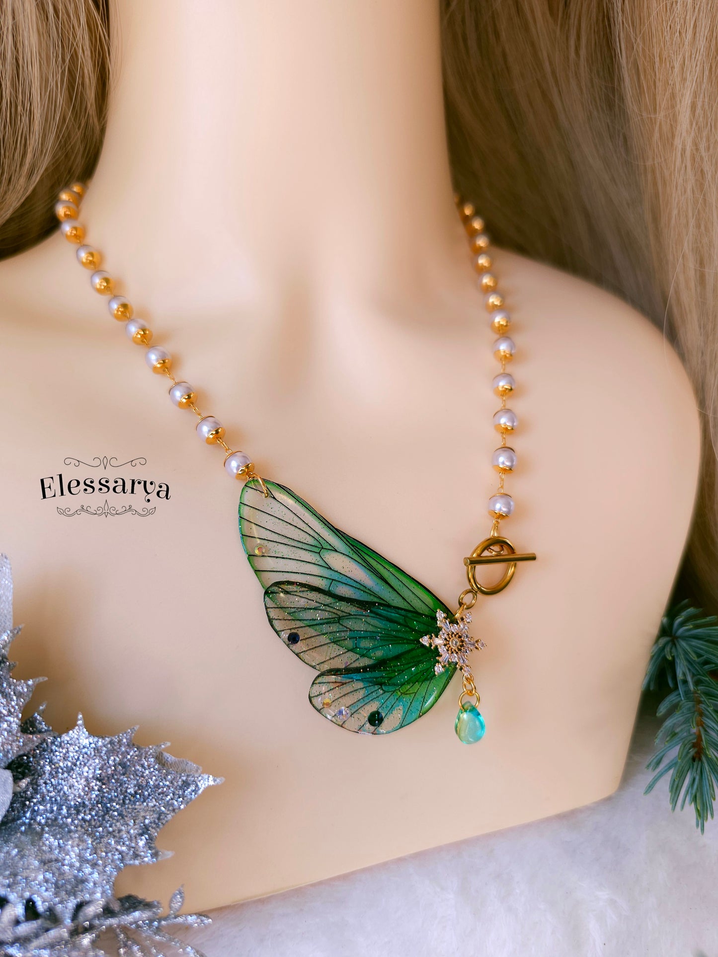 Colier cu Aripi de Smarald din Pădurea Rece