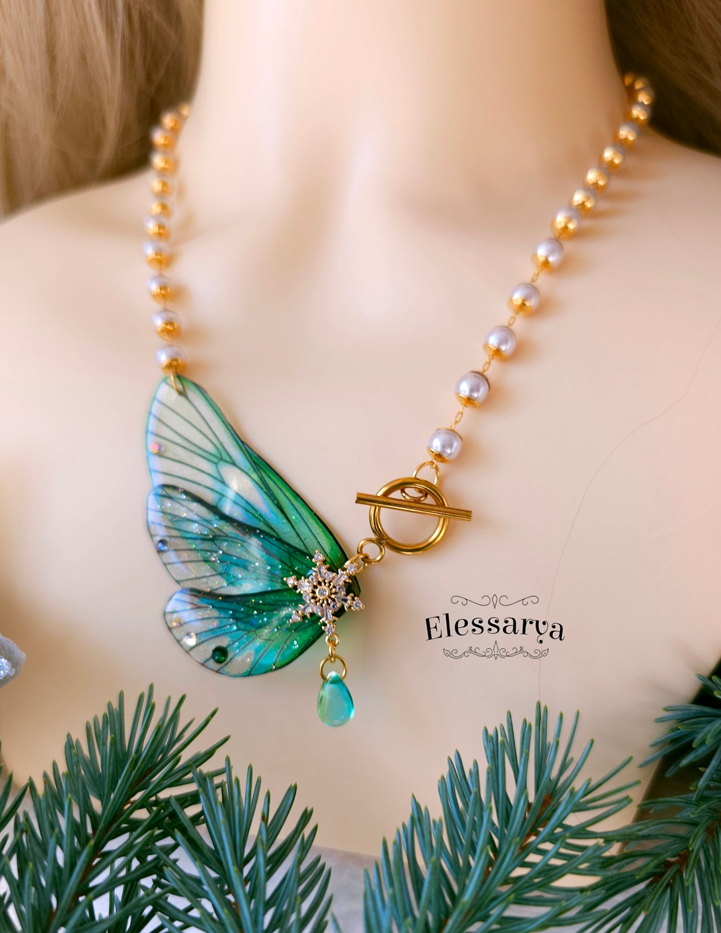 Colier cu Aripi de Smarald din Pădurea Rece