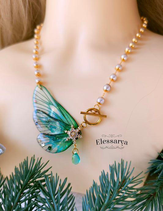 Colier cu Aripi de Smarald din Pădurea Rece