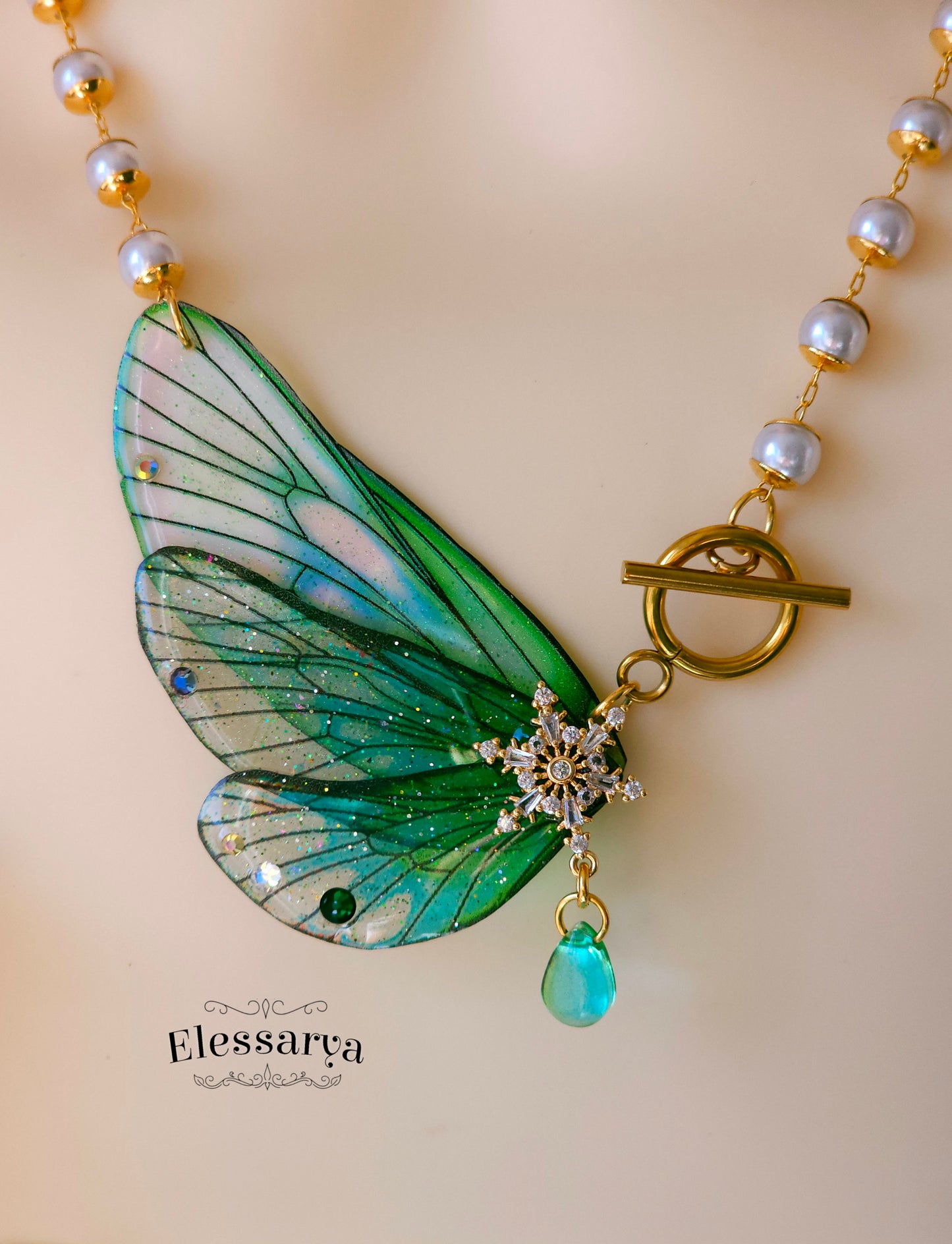 Colier cu Aripi de Smarald din Pădurea Rece