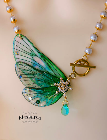 Colier cu Aripi de Smarald din Pădurea Rece