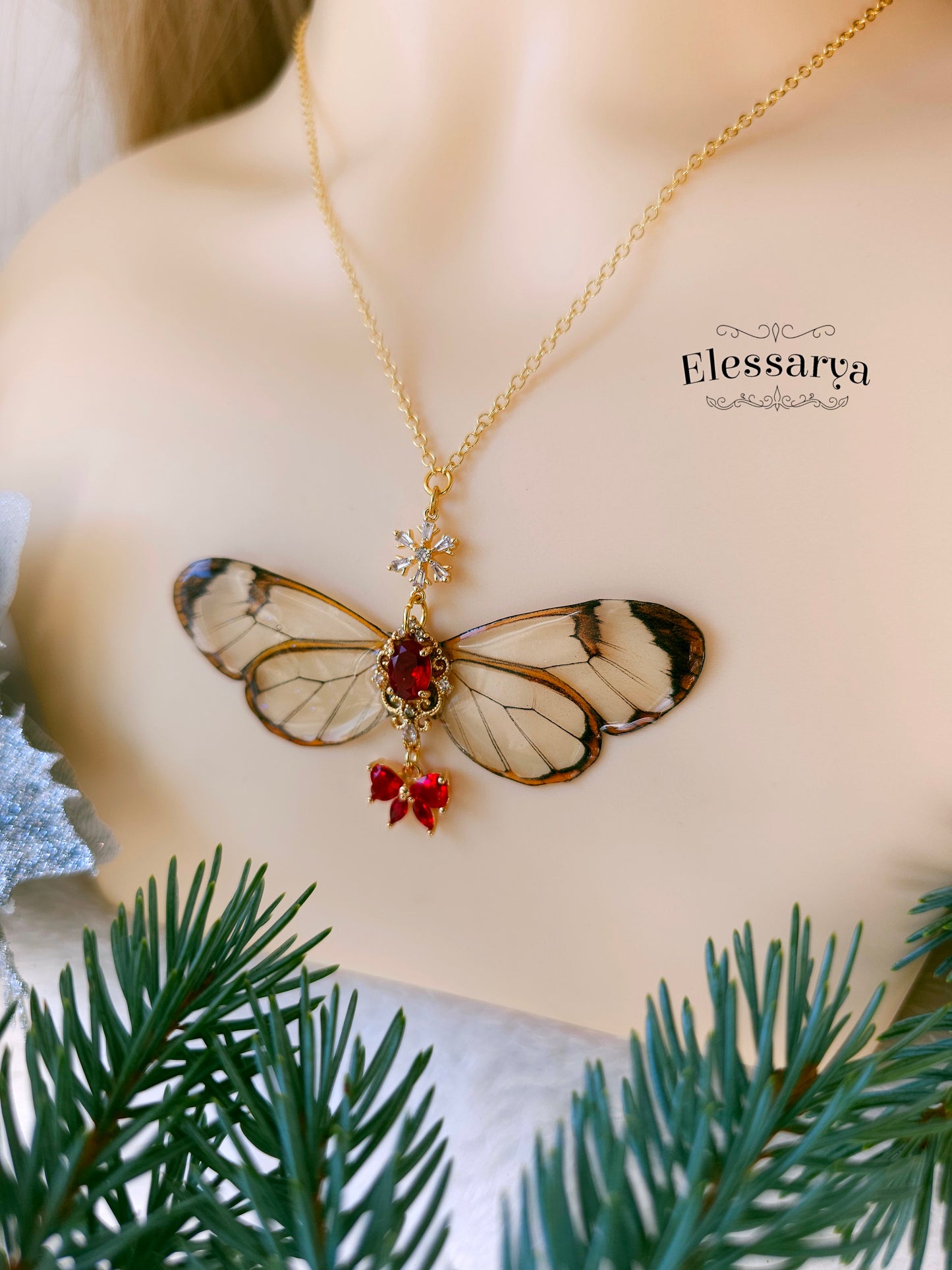 Colier cu Zâna Glasswing a Crăciunului