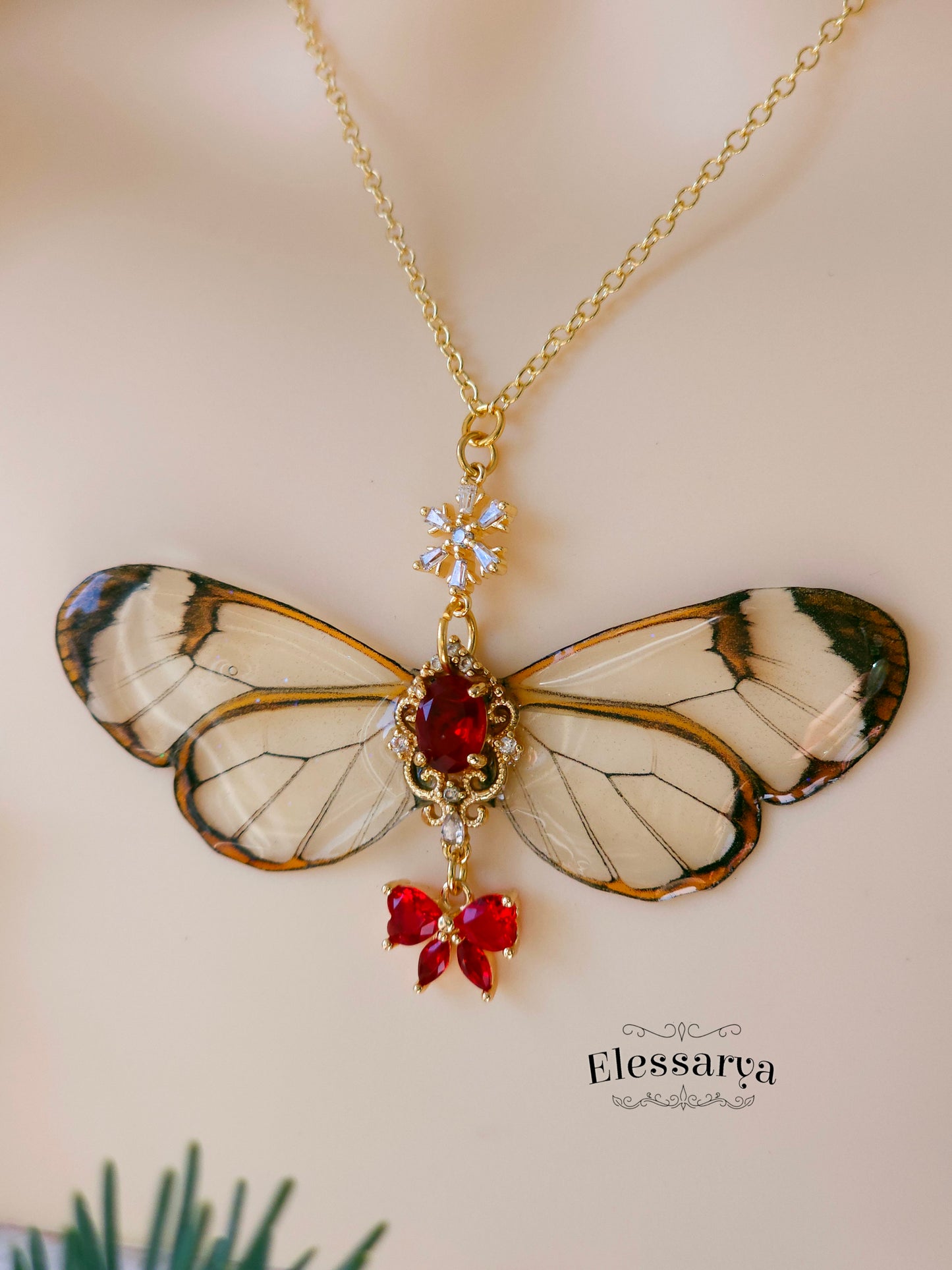 Colier cu Zâna Glasswing a Crăciunului