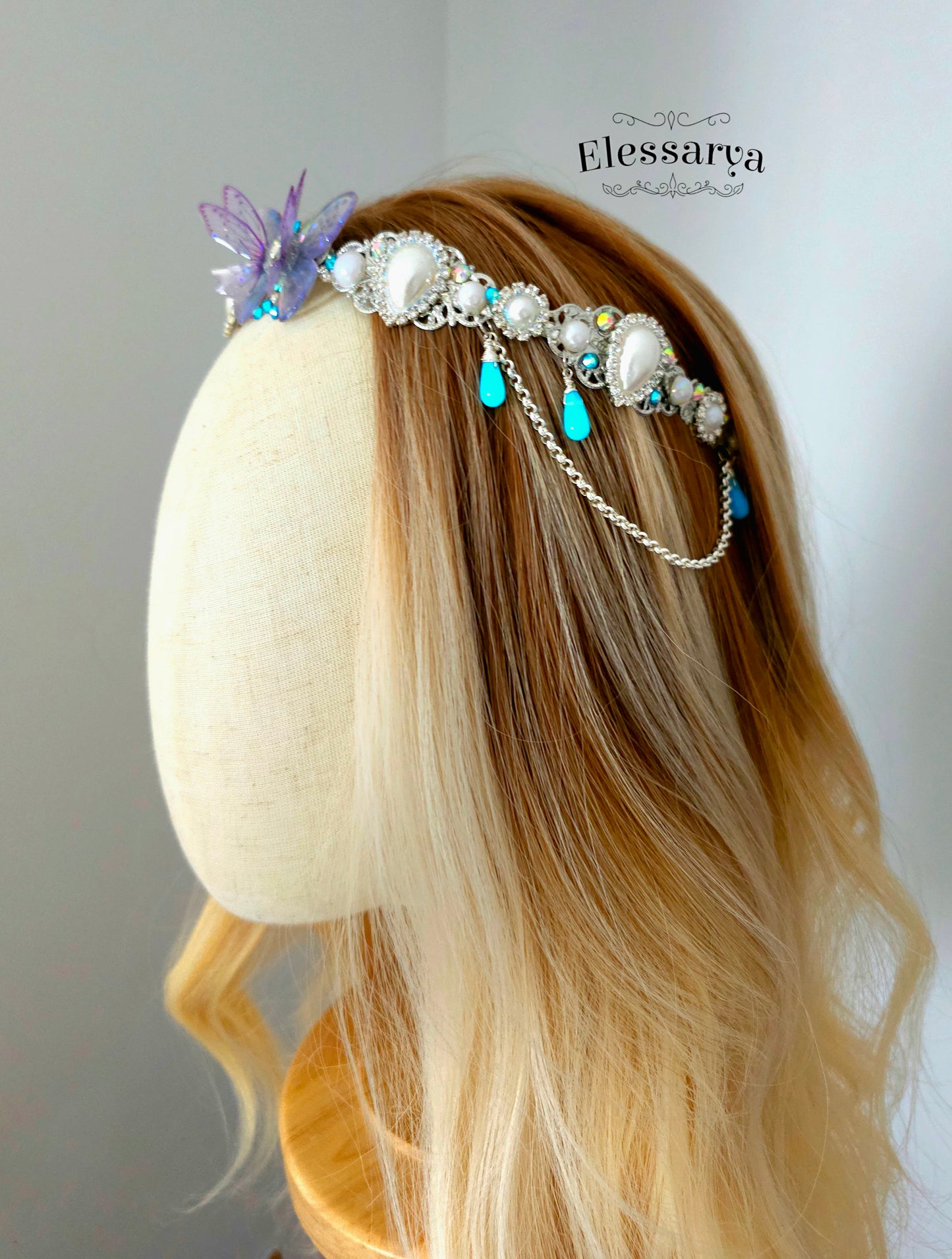 Coroană Regală cu Aripi de Cristal