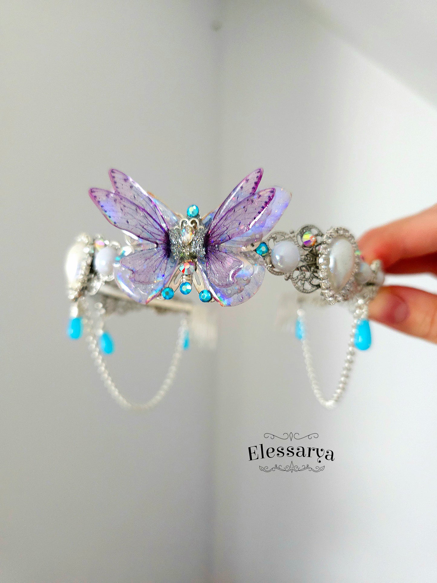 Coroană Regală cu Aripi de Cristal