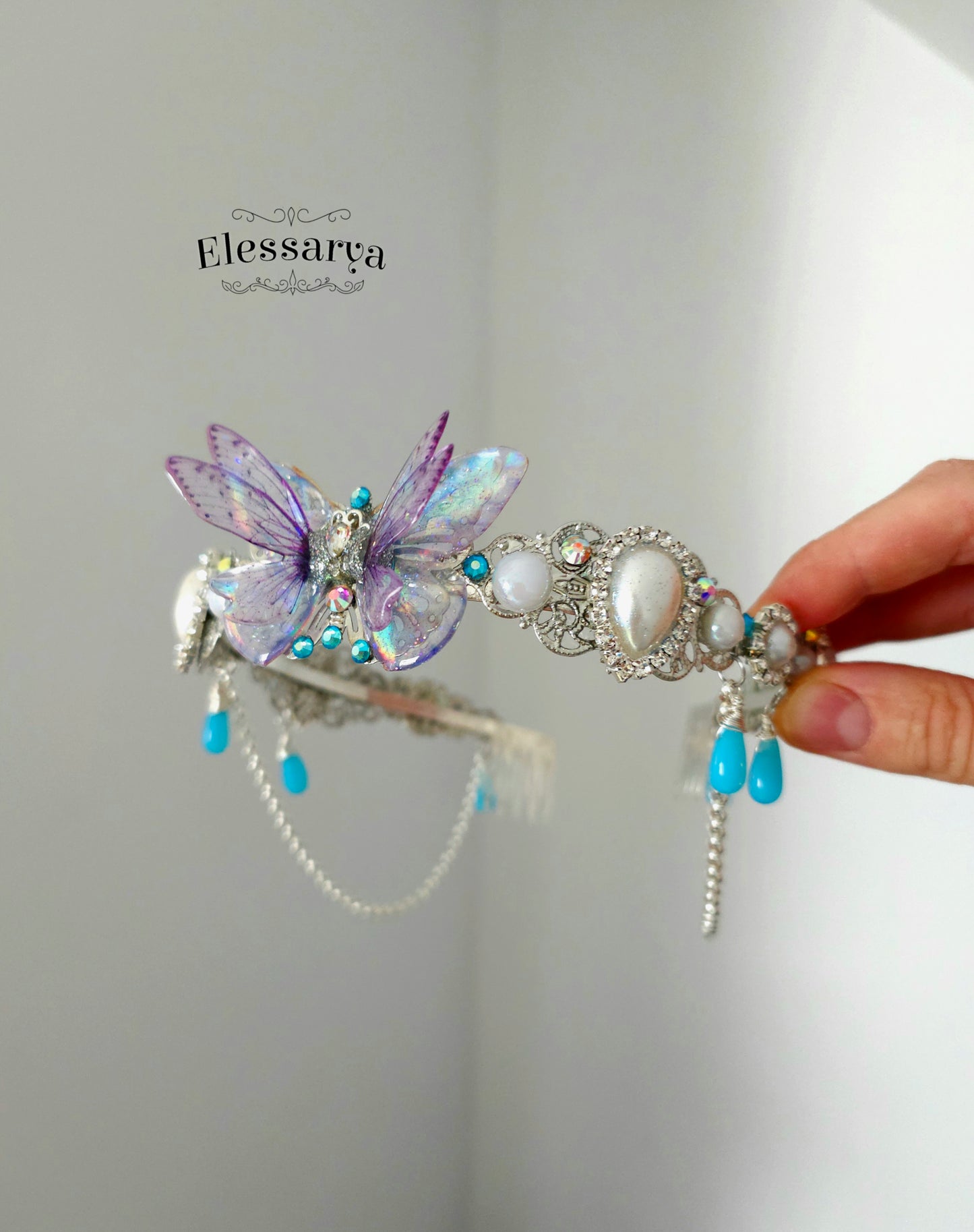 Coroană Regală cu Aripi de Cristal