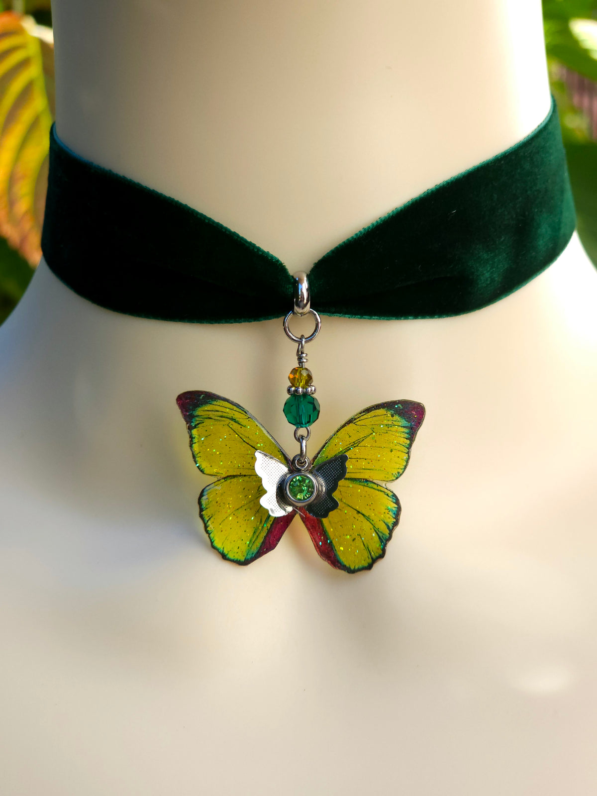 Choker Soare printre Frunze