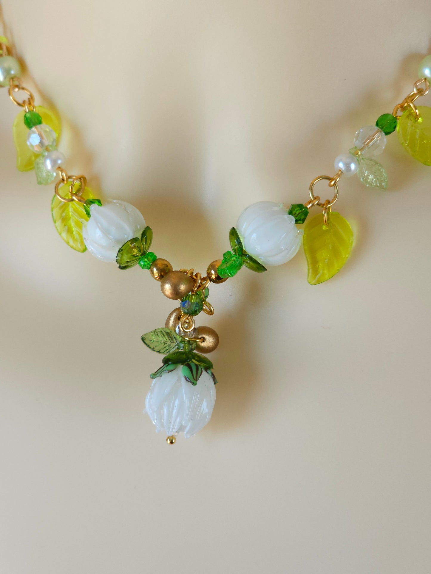 Colier floral "Boboci de Lumină"