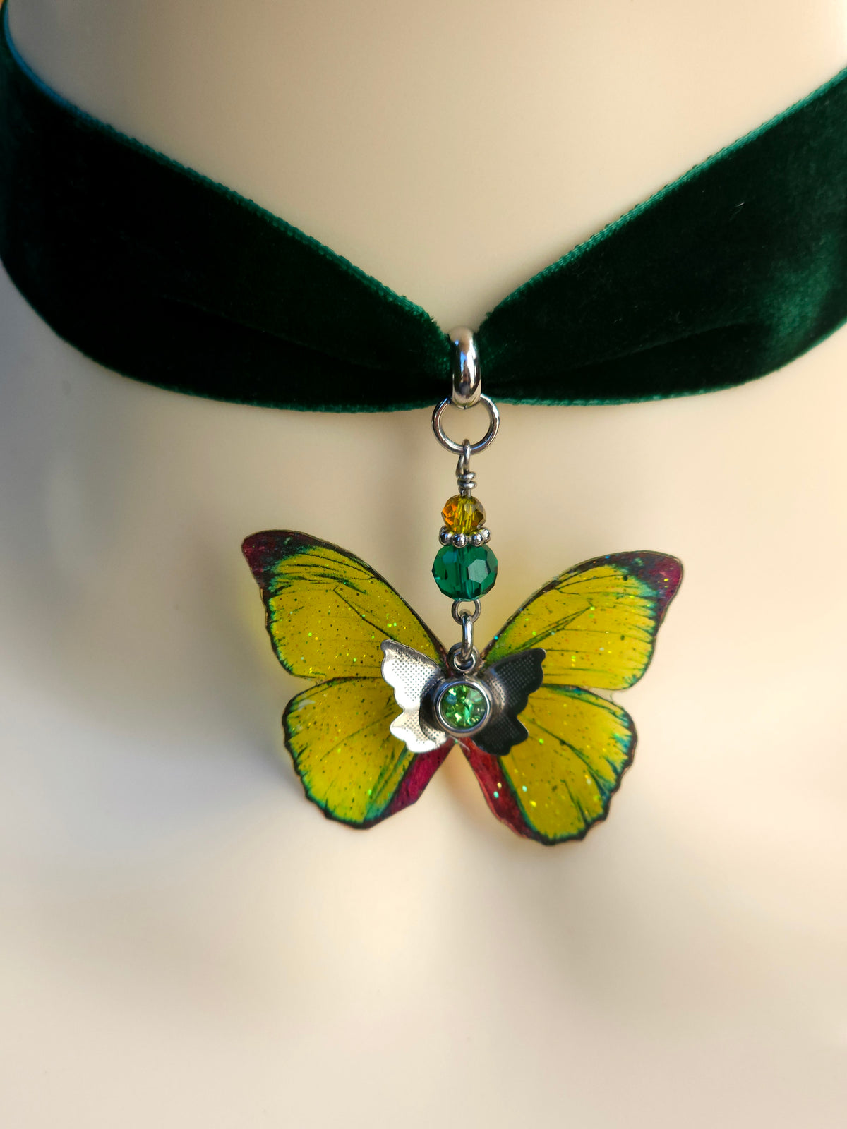 Choker Soare printre Frunze