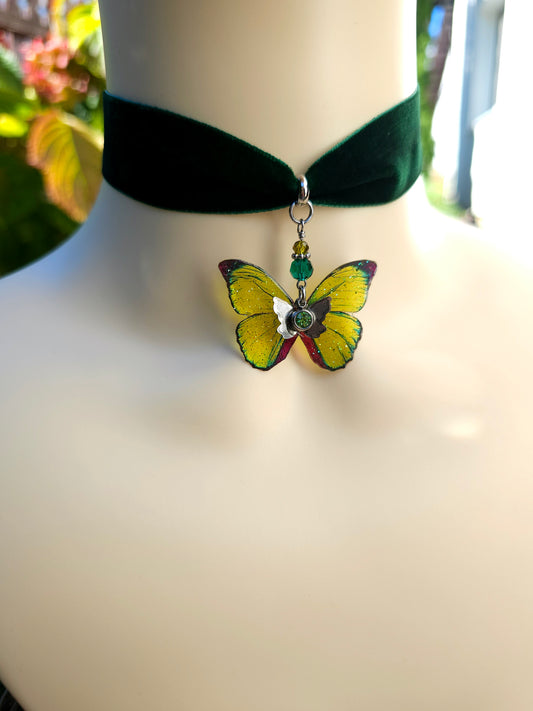 Choker Soare printre Frunze