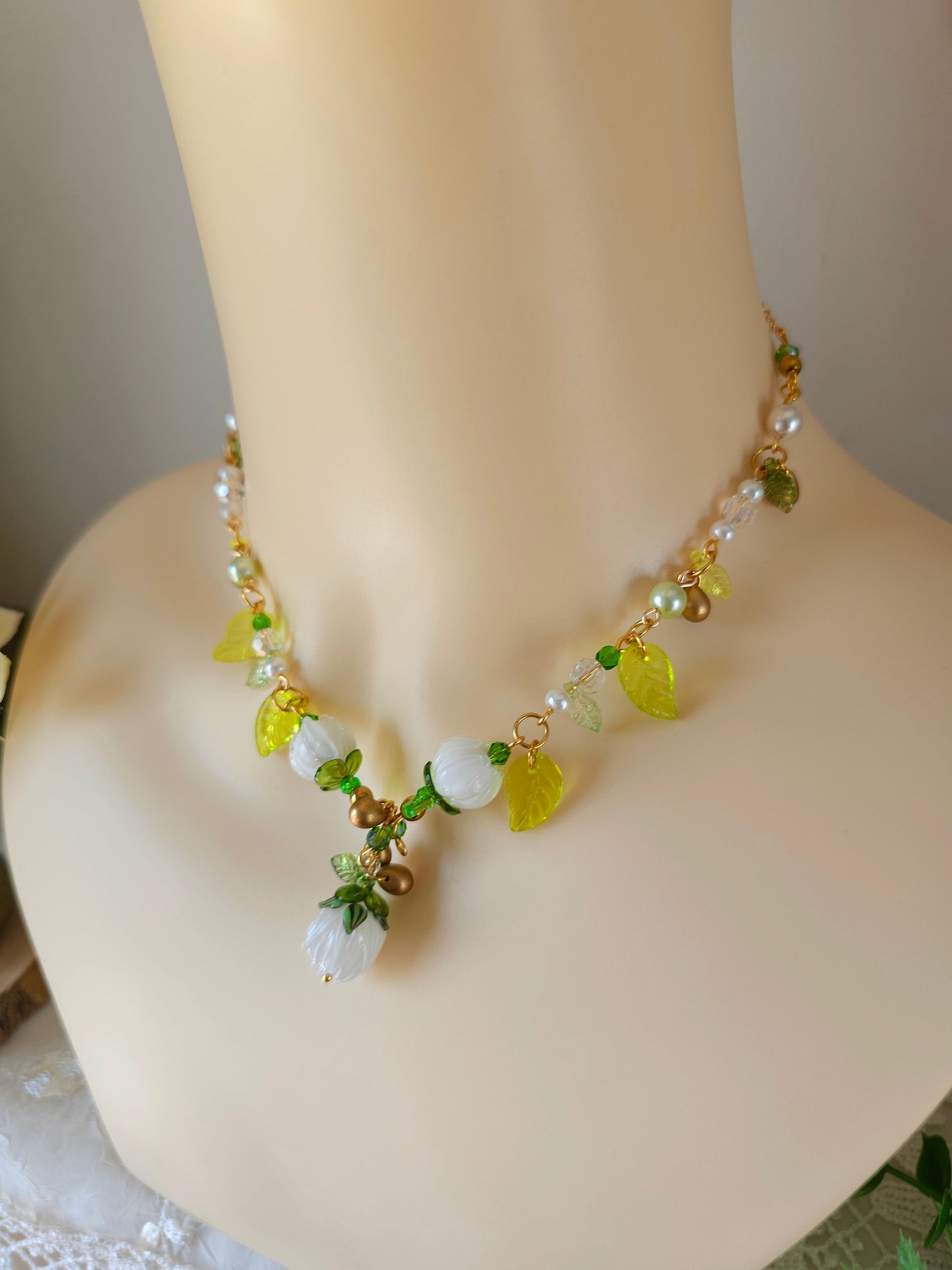 Colier floral "Boboci de Lumină"